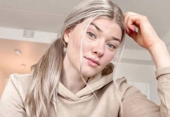 Media ja stalinistit sai nuoren urheilijan Vilma Nissisen alistumaan pimeän häpäisykulttuurinsa tahtoon.

Tämä on sananvapaudelle ja naisten oikeuksille häpeällinen päivä Suomessa.