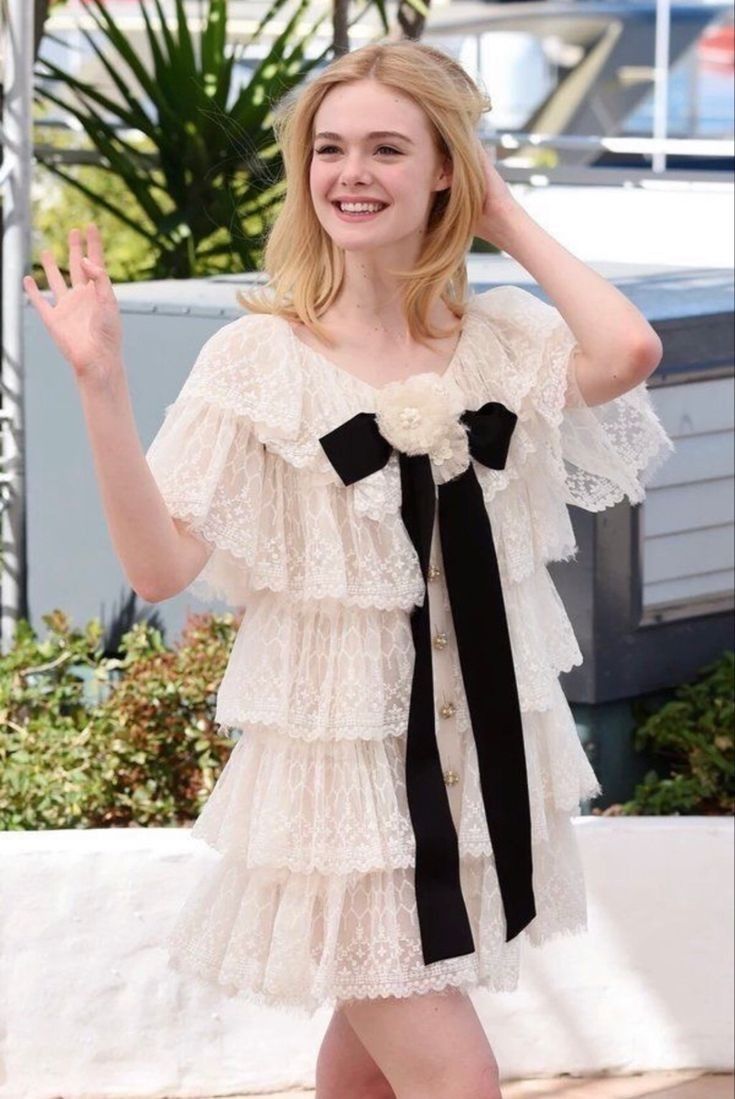 luneartt's tweet image. young effie trinket has a bow obsession canon