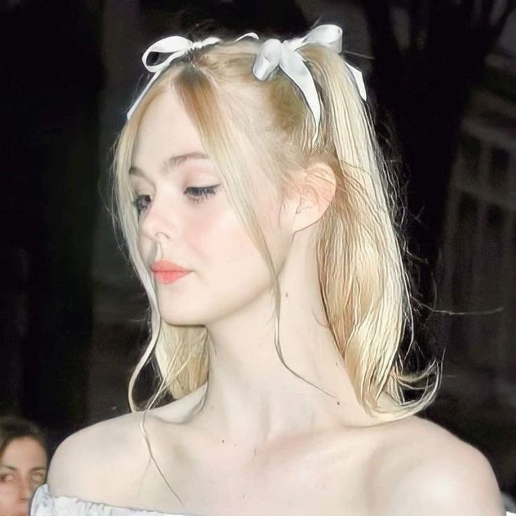 luneartt's tweet image. young effie trinket has a bow obsession canon