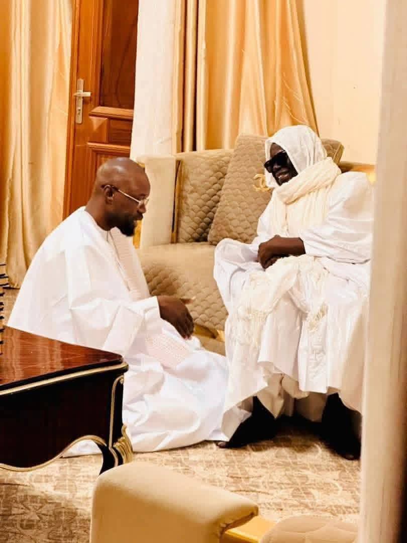 DelphineSankara's tweet photo. 🔴Sénégal🇸🇳/Les deux chefs de l’exécutif @PR_Diomaye et @SonkoOfficiel agenouillés devant le Calife général des #Mourides. 

Il faut comprendre que les élites africaines AllahouAkbarisées sont encore enracinées dans les valeurs arabes du 7ème siècle pour l’expliquer !
1/2 https://t.co/ItVu3FrnFT