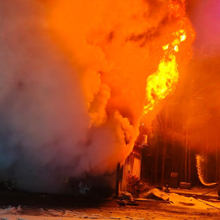 Pożar budynku jednorodzinnego w m. Łozice, gm. Hajnówka. Jedna osoba poszkodowana. Działania trwają. Na miejscu: 
🚒🚒JRG Hajnówka 
🚒JRG Posterunek Czeremcha
🚒OSP Orzeszkowo
🚒OSP Werstok
🚒OSP Mochnate 
🚓<a href="/PolicjaHajnowka/">Policja Hajnówka</a>
🚑ZRM