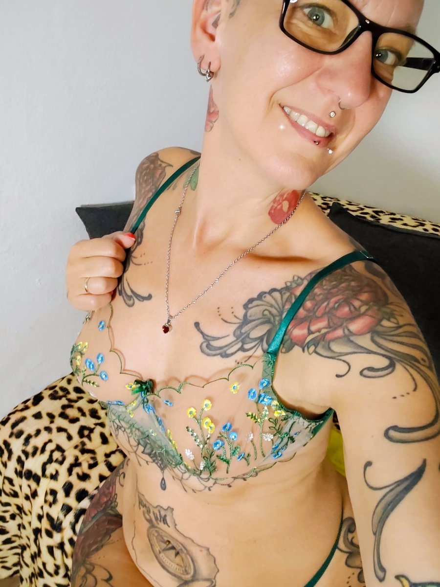 Ich bin jetzt live 🔥
Keine Hektik, keine Spiele – nur pure, reife Verführung.
MILF-Energy vom Feinsten… traust du dich? 😏
stripchat.com/Emma_Milf25/fo…