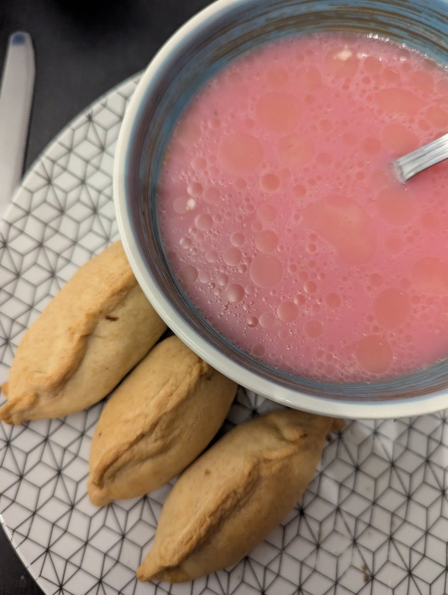 Ce soir, hommage culinaire à ma grand-mère, décédée il y a deux ans. Pirojkis et borsch 😋