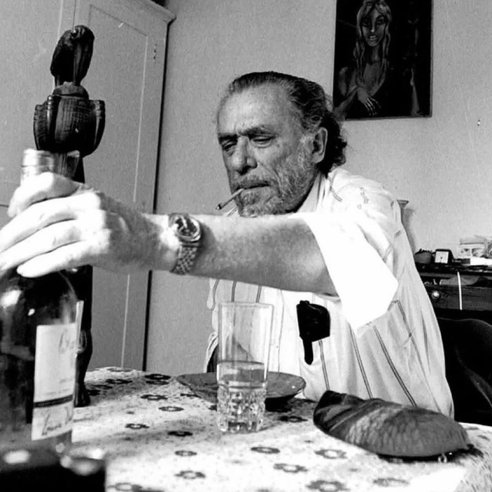 “Dünyanın sonunun gelmesine aldırış etmiyorum. Benim için birçok kez sona erdi ve sabah yeniden başladı.”

— Charles Bukowski