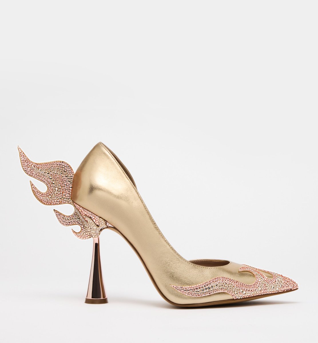 Drag_Crave's tweet image. DD Fuego &amp;amp; Betsey Johnson have been announced to collaborate on "Flame Shoes", a new heel design to be sold by Betsey's eponymous fashion brand.

Read more here 👇
wwd.com/footwear-news/…