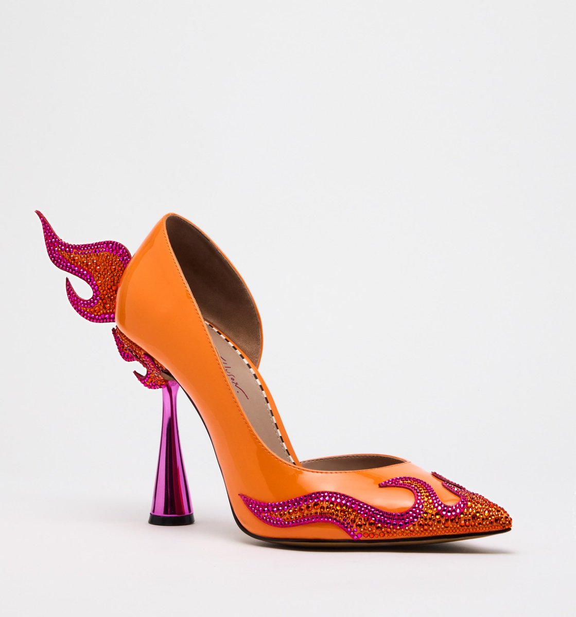 Drag_Crave's tweet image. DD Fuego &amp;amp; Betsey Johnson have been announced to collaborate on "Flame Shoes", a new heel design to be sold by Betsey's eponymous fashion brand.

Read more here 👇
wwd.com/footwear-news/…