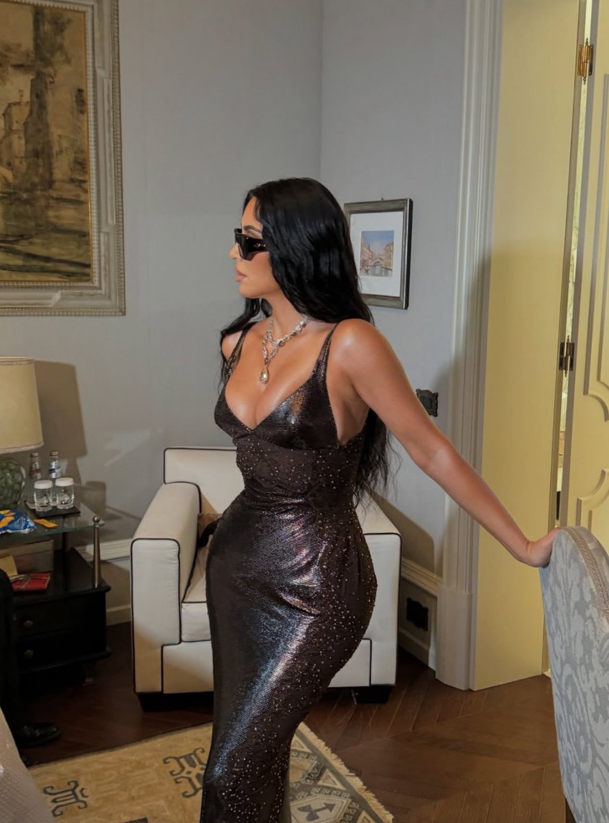 leandek15's tweet image. Whenever Kim Kardashian wears brown it’s always perfection