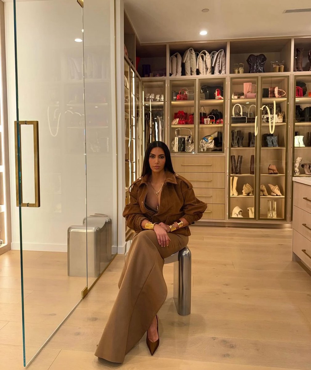 leandek15's tweet image. Whenever Kim Kardashian wears brown it’s always perfection