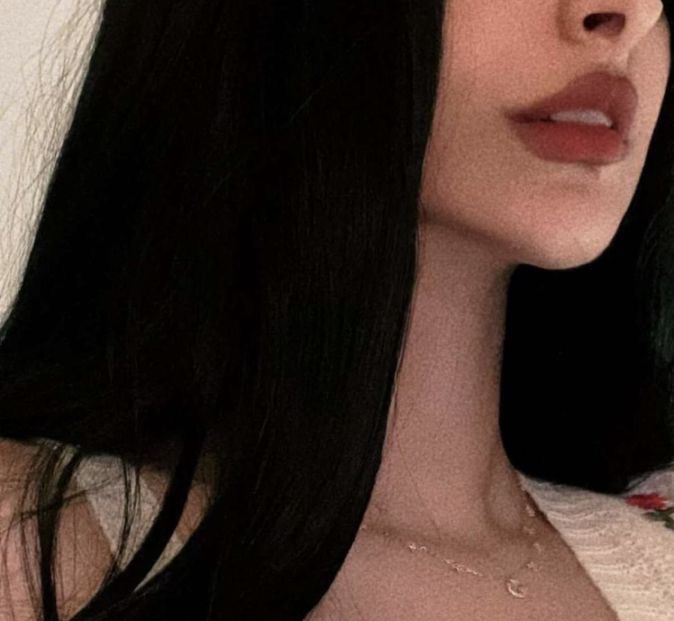 سمعت إنه تمعن في الوجيه وما لقى شرواي
و أعرف إنه يعيش متيّمي و يموت ملهوفي.