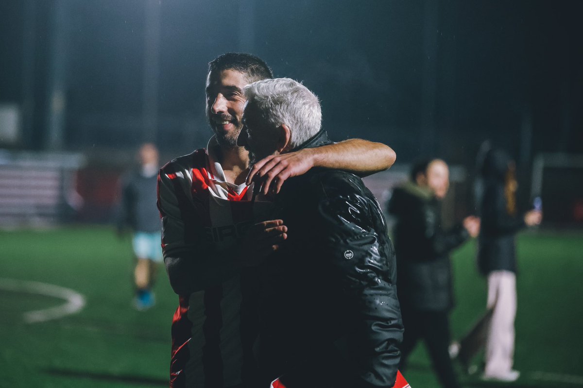 RealSporting's tweet image. 🟥⬜️ Tuiteros, Peñas, Grada 1908, RSG Business y Prensa intentaron jugar al fútbol en 𝑳𝒂 𝑷𝒂𝒄𝒉𝒂𝒏𝒈𝒐𝒏𝒂 𝑰𝑰𝑰.

🔝 El equipo del Club volvió a triunfar ✌🏻, ‘cediendo’ amablemente un puntito 𝘢 𝘭𝘰𝘴 𝘥𝘦𝘭 𝘛𝘸𝘪𝘵𝘵𝘦𝘳.

𝗣.𝗗.: Sigan hablando 🤫😂. 

🫶 ¡Gracias!