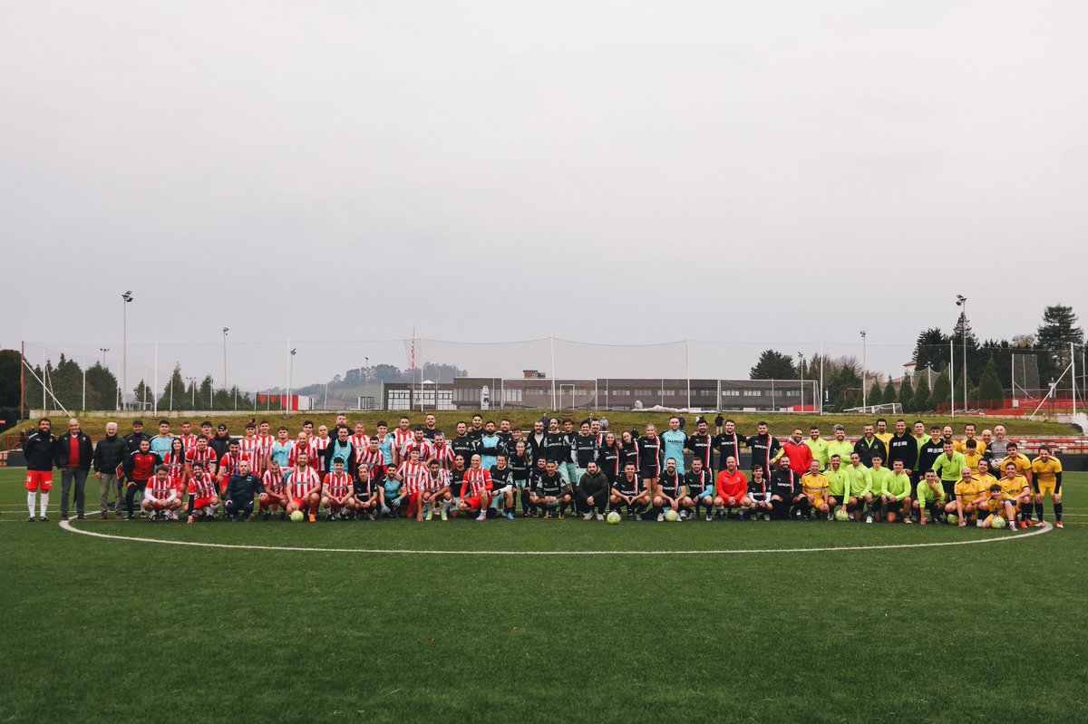 RealSporting's tweet image. 🟥⬜️ Tuiteros, Peñas, Grada 1908, RSG Business y Prensa intentaron jugar al fútbol en 𝑳𝒂 𝑷𝒂𝒄𝒉𝒂𝒏𝒈𝒐𝒏𝒂 𝑰𝑰𝑰.

🔝 El equipo del Club volvió a triunfar ✌🏻, ‘cediendo’ amablemente un puntito 𝘢 𝘭𝘰𝘴 𝘥𝘦𝘭 𝘛𝘸𝘪𝘵𝘵𝘦𝘳.

𝗣.𝗗.: Sigan hablando 🤫😂. 

🫶 ¡Gracias!