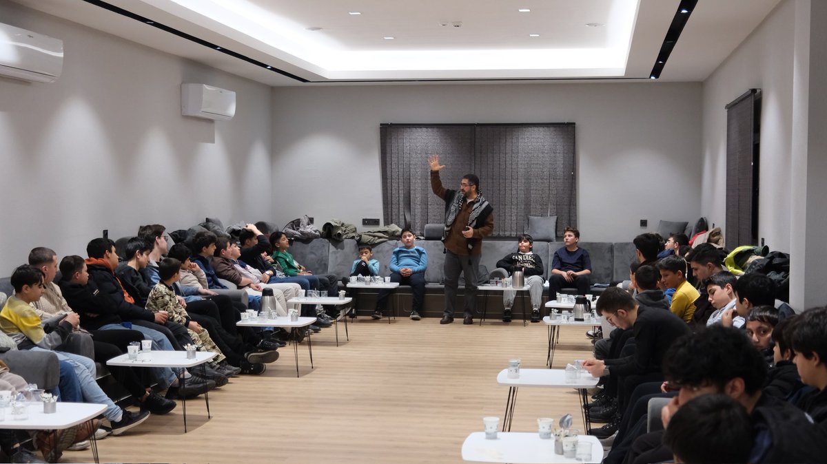 Hadislerin rehberliğinde yapılan okumalar,gönüllerimizi aynı hakikatte buluşturdu.
Paylaşılan her cümle, edilen her sohbet;ilmin bereketini,muhabbetin huzurunu çoğalttı.
Bu güzel mecliste bizimle olan herkese teşekkür ediyor,nice buluşmalarda yeniden bir araya gelmeyi diliyoruz.