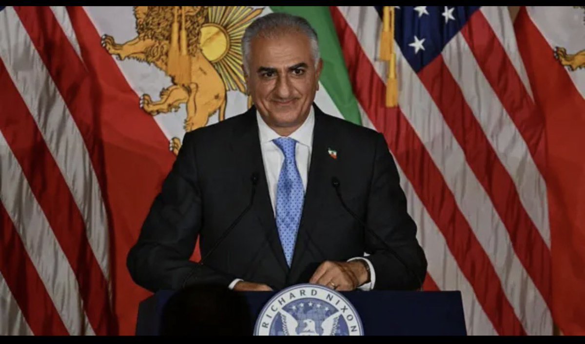 Jhonffonseca's tweet image. 🚨🇮🇷 IRÁN: El príncipe heredero de Irán, Reza Pahlavi, envió un mensaje directo al pueblo iraní durante las protestas que sacuden al país:

“Compatriotas, en este momento la República Islámica ha llegado a su fin y se encuentra en pleno colapso. Jamenei se ha ocultado y ha