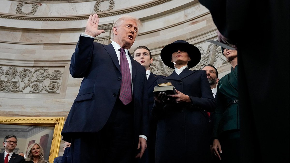 FromPuddles's tweet photo. As Moderate, I respect both sides and their different choices. One was voted in President yet takes oath without touching Bible forgetting oath includes upholding The Constitution. And the other was voted in Mayor yet makes mayoral oath to all The People even rivals on a Quran. https://t.co/kjK4rraGq3