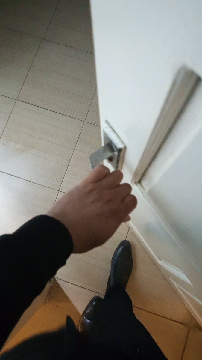 Dog nào mai rảnh đến liếm giày bố không nào???