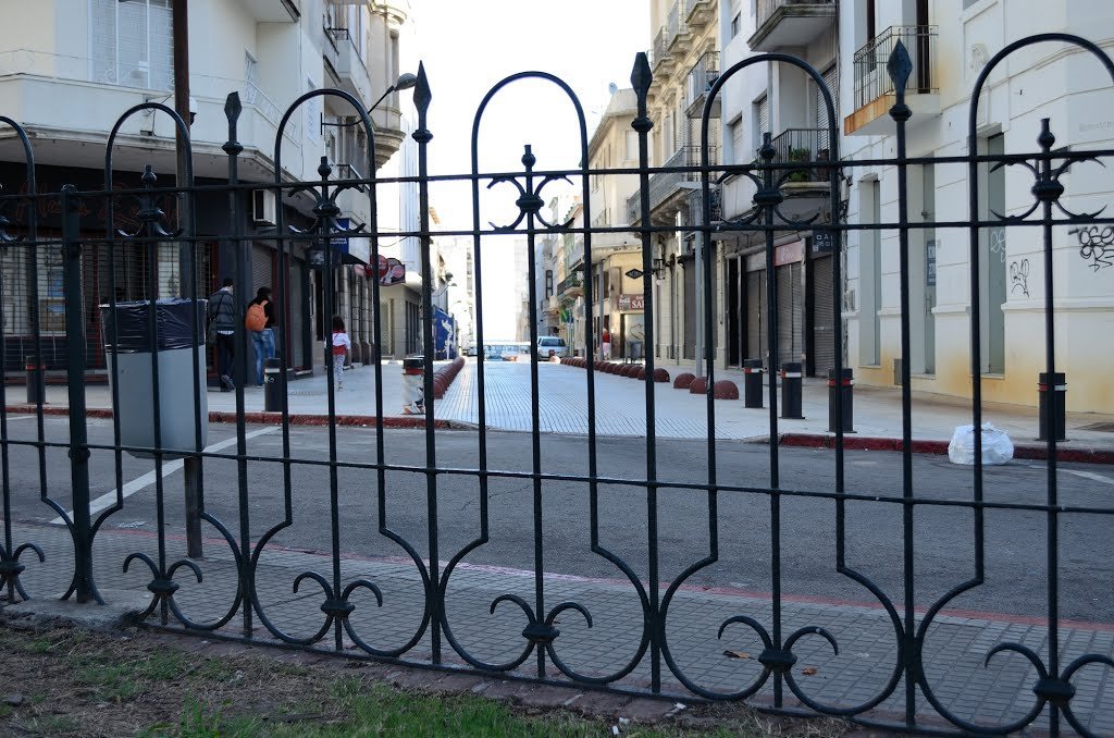 increible como existiendo tantas rejas astetic en la plaza zabala decidieron poner estas el arquitecto se debe estar riendo de nosotros desde el mas alla todavia