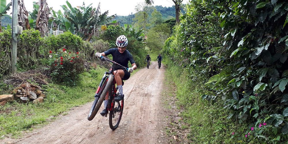 🚵‍♂️🚵‍♀️🏞 Recorrer Jardín en bicicleta de montaña es vivir el ciclismo de aventura entre caminos rurales, senderos naturales y montañas vivas, una experiencia de MTB consciente para volver a conectar con la tierra, el cuerpo y el propósito.

Nuestras rutas ⬇️
pedaleandoalma.com/categoria-prod…