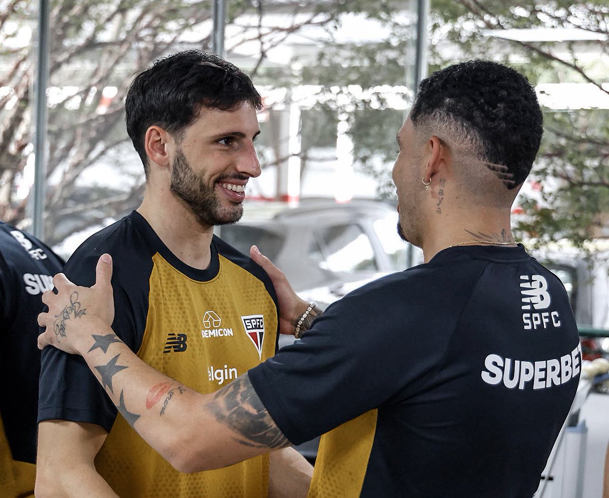 SaoPauloFC's tweet image. Reapresentação no SuperCT para o início da nossa pré-temporada!

#VamosSãoPaulo 🇾🇪

📸 Rubens Chiri e Erico Leonan / São Paulo FC