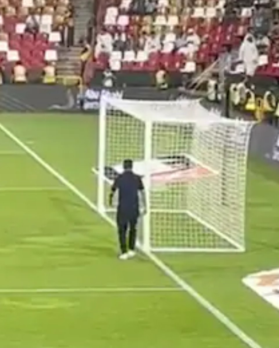 José Almaraz, el "Brujo" que vela por las "energías" de la Selección embolsó US$ 340.000 de la AFA, la entidad que lidera su amigo Claudio "Chiqui" Tapia..

Link a la nota: lanacion.com.ar/politica/el-br…