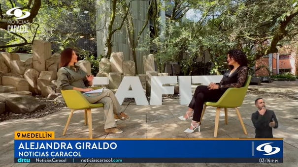 EAFIT's tweet photo. #AEstaHora nuestra rectora @eskole es invitada en @NoticiasCaracol para hablar sobre el significado de la democracia, un concepto que no solo se cicunscribe a la temporada electoral y sobre el papel de los jóvenes en este momento de nuestro país. 

Síguelo en directo 🔗https://t.co/weGTimn82x