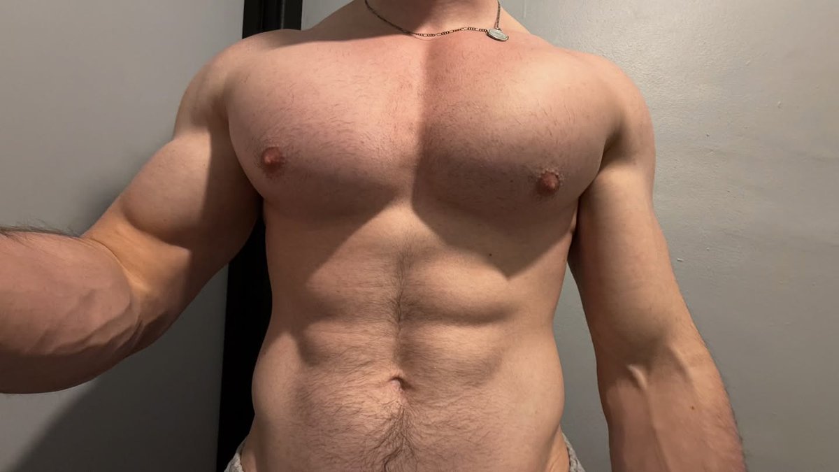 Xuniell's tweet image. única meta pra 2026 é ficar com o peito desse tamanho