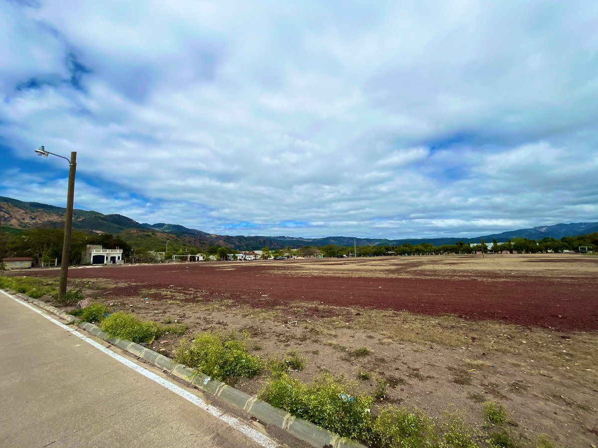 HugoAMD's tweet image. En este campo mi papá nos enseñó a manejar carro mecánico y también lo acompañábamos a los partidos de la tercera división de San Luis Jilotepeque vs Ipala.