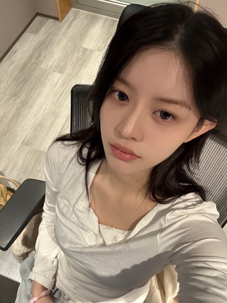 스물세살 쌩얼상태레전드 하고 있었는데
애기
왔다 < 쌕씨애교 실화니