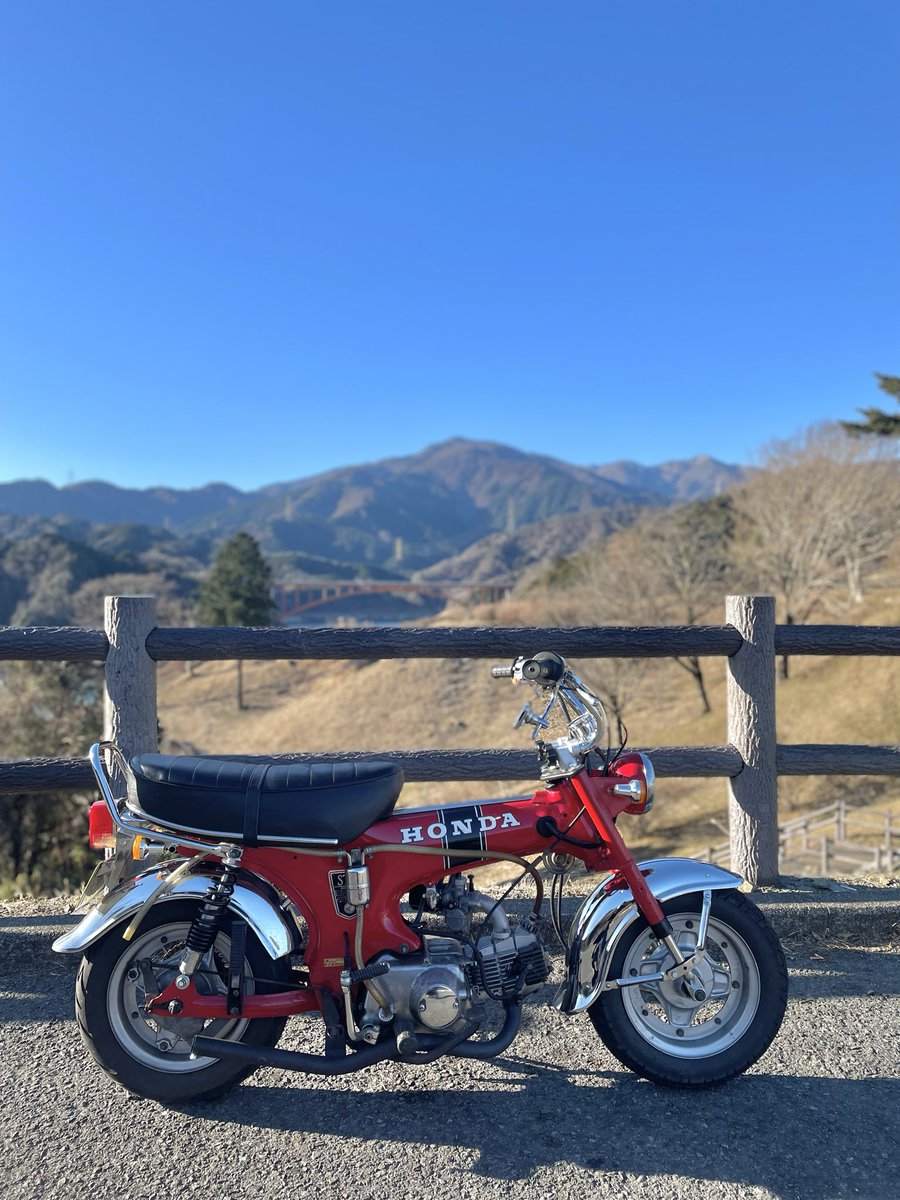 aoki_gb0228's tweet photo. 📍宮ヶ瀬 2026年走り初め🏍️ 新年のあいさつ用にオギノパンのあんぱんを買いに行きましたが、まさかの9時半からだったので、宮ヶ瀬をぷらぷらお散歩🐾 鳥居原の先端に初めて行ってみましたが、鳥たちが出迎えてくれて良きでした🐦

#ダックス70 https://t.co/DFwQ9YPKGI