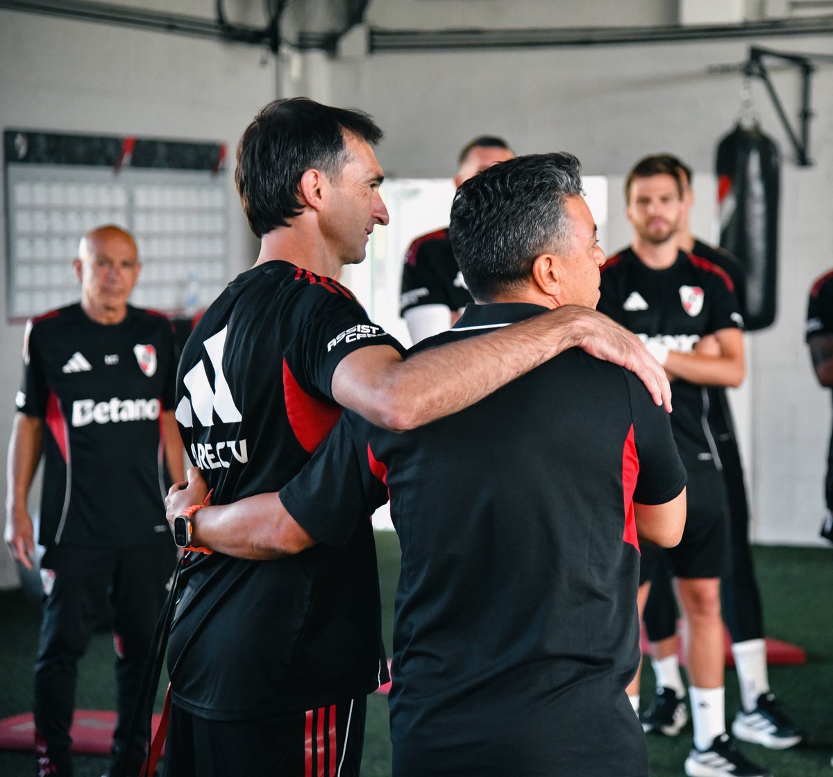 RiverPlate's tweet image. 𝑻𝒓𝒂𝒑𝒊𝒕𝒐, nuevamente en casa 🧤🥅

Marcelo Barovero se incorpora al cuerpo técnico de River como entrenador de arqueros, junto a Tato Montes, y será parte de la pretemporada.