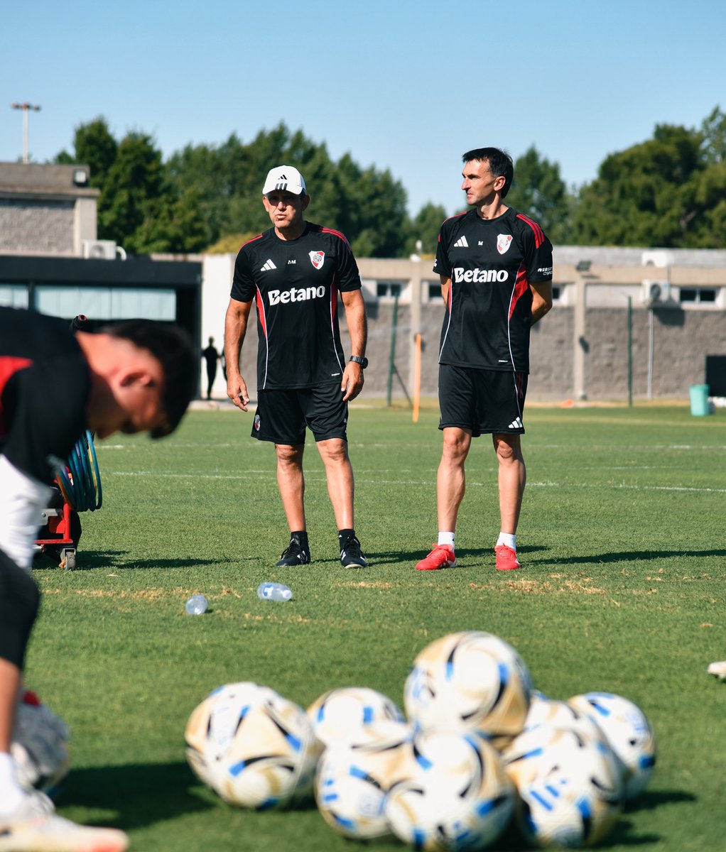 RiverPlate's tweet image. 𝑻𝒓𝒂𝒑𝒊𝒕𝒐, nuevamente en casa 🧤🥅

Marcelo Barovero se incorpora al cuerpo técnico de River como entrenador de arqueros, junto a Tato Montes, y será parte de la pretemporada.