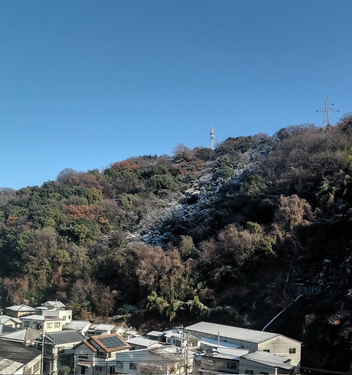 昨夜はすごい雪⛄️
この低い山に雪積もったの初めて見たかも真っ白だった👀まだ残ってるし…