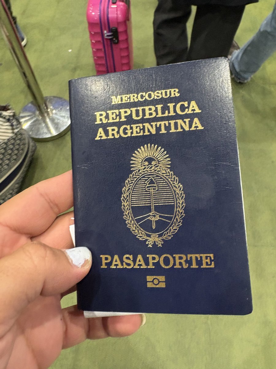 Procu7's tweet image. Me voy. Me cansé de que no alcance. La única salida es Ezeiza. Los invito a hacer lo mismo. Les dejo mi última foto en este país. Gracias Argentina.