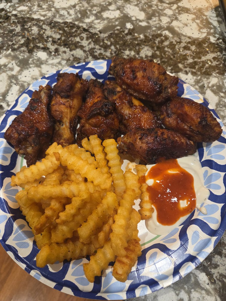 dbm422's tweet image. Yall can't touch my wings and fries. Really you can't. Im eating it all myself. FYI, that is dipping sauce for the wings. Ranch and ghost pepper sauce