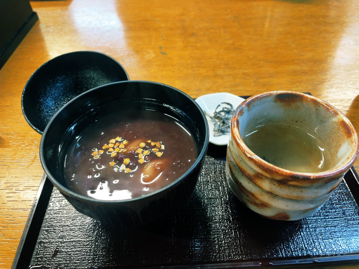 初詣は、深大寺でした。
達磨市ではないですが、せっかくなので金のだるま「実力を出す」を買って、今年一年がんばるぞと思いを込めて片目を入れました。
写真は、深大寺そばと、そばがきぜんざい。