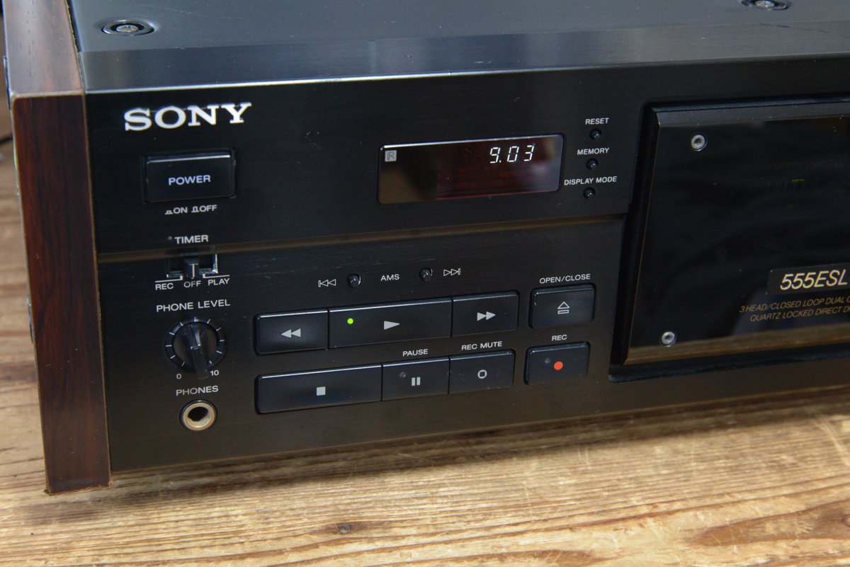 続いてカセットデッキ「SONY TC-K555ESL」のメンテナンスです。 高級