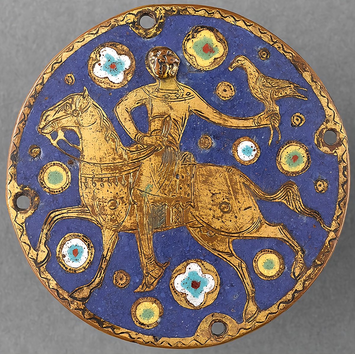 Médaillon représentant un cavalier avec un faucon. Émail de Limoges (France). Datation : premier quart du XIIIe siècle. 

(musée de Cluny, Jean-Gilles Berizzi 📸)