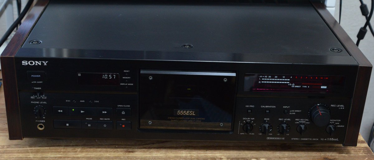 続いてカセットデッキ「SONY TC-K555ESL」のメンテナンスです。 高級