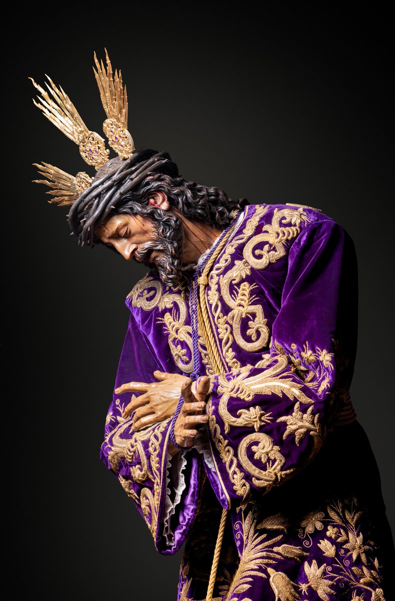 Randofer94's tweet photo. El Señor reina, vestido de majestad 

@Hdad_Pasion https://t.co/2jVLpFxQmW