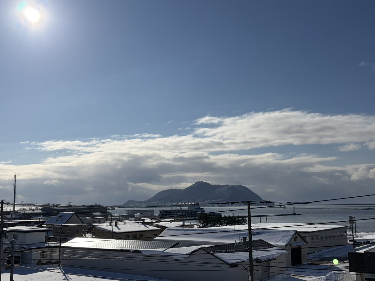 おはようございます。
1月3日の函館・北斗はとても良い天気です。本日の営業時間は10:00〜17:00となります。よろしくお願いします！