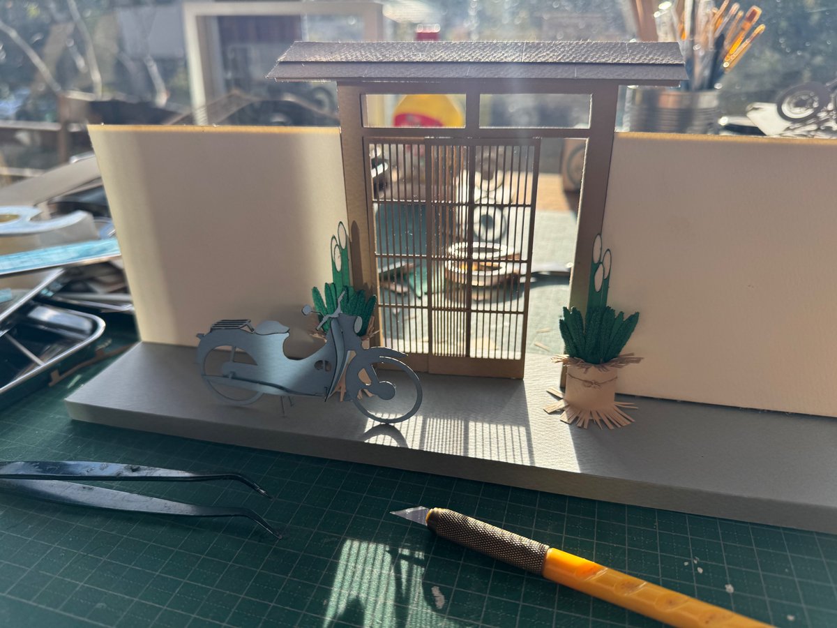 元日にアップしたお正月のペーパージオラマの制作風景～
年末だったけど気分は正月🤣

#コズ紙オートバイサービス
#影を楽しむオートバイのペーパークラフト
#ペーパージオラマ
#門松
#竹尾
#マーメイド氏