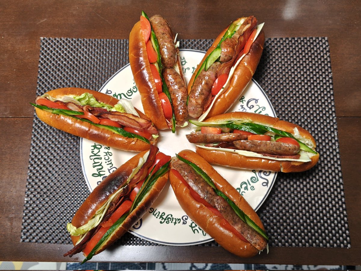そろそろ和に疲れてきた3日目の朝はロールパンサンド

パストラミ風、ホットドッグ🌭、ホットドッグとパストラミミックスハラペーニョソースで

野菜はレタス、キャベツ、きゅうり🥒、トマト🍅

その場の勢いで作るためレシピナッシング🤣

作りたてが1番美味しい

 #ヤマザキロイヤルロール