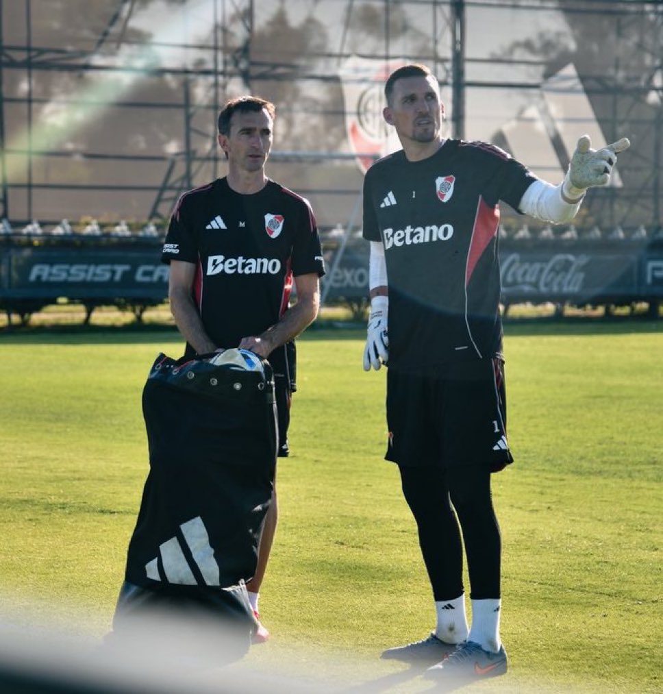 lo que ve un delantero de boca antes de errar un mano a mano