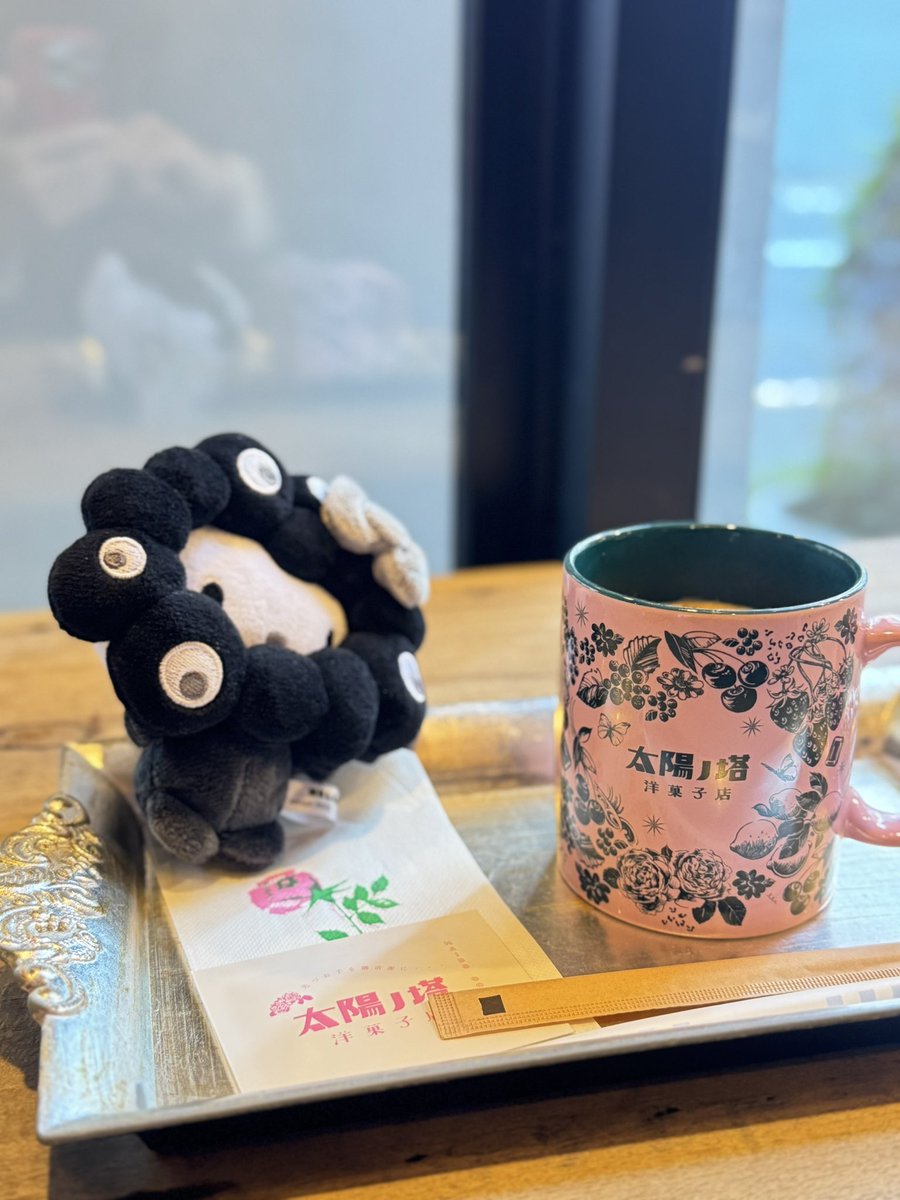 京都へ帰る前に朝から中崎町の太陽ノ塔洋菓子店に寄ってみた。 お店の