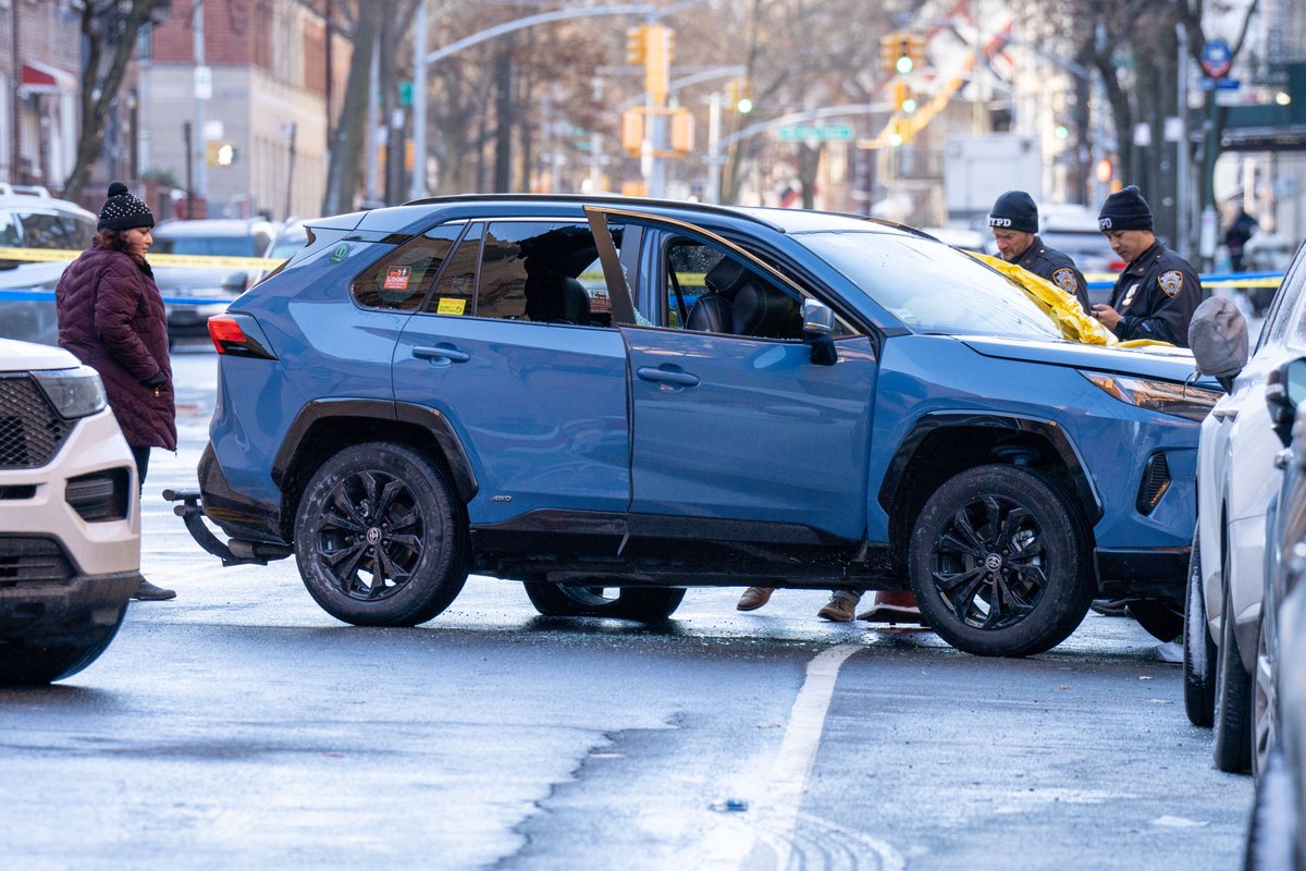 1ontapdigital's tweet photo. 55yr old Livery Driver Issa Mbolo-Isac became NYC first Homicide of 2026 after he was shot in the head on New Years Day inside his blue Toyota Rav4 Livery SUV on Morris Avenue near the Cross Bronx Expressway Service Road in the Bronx. He died at the scene.
#issamboloisac #Murder https://t.co/Qsfw2IxaJ7