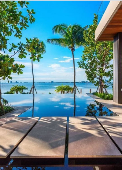 lexurbangroup's tweet photo. North Bay Road de Miami Beach. Diseñada por Choeff Levy Fischman. 1.160 m². 9 dormitorios, 13 baños, espejos de agua, terraza, piscina infinita, interiores de lujo creados por Antrobus Design Collective. Nuevo domicilio de poder de los Beckham
#MiamiLuxury
#NorthBayRoad https://t.co/YDNNt6kRpB