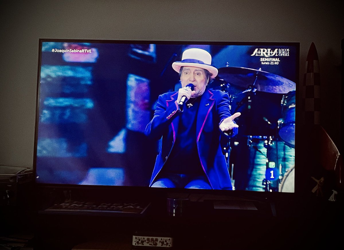 Bea_A_S's tweet image. Gracias, maestro. Tus letras seguirán acariciándonos el corazón. Hasta siempre.

#JoaquinSabinaRTVE