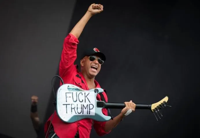 ultras_antifaa's tweet photo. "FUCK TRUMP🎸" https://t.co/6wZxy4S3GN