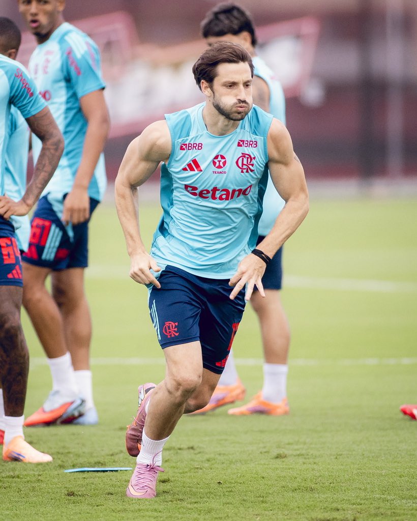 ‼️💣 #River y #Flamengo ULTIMAN DETALLES de la transferencia de Matías Viña.

➡️ Sería un préstamo por UN AÑO con CARGO y OBLIGACIÓN DE COMPRA del 50% de los derechos económicos, por objetivos.

💰 Además, el #CARP tendrá la posibilidad de adquirir el 50% restante en dos tandas