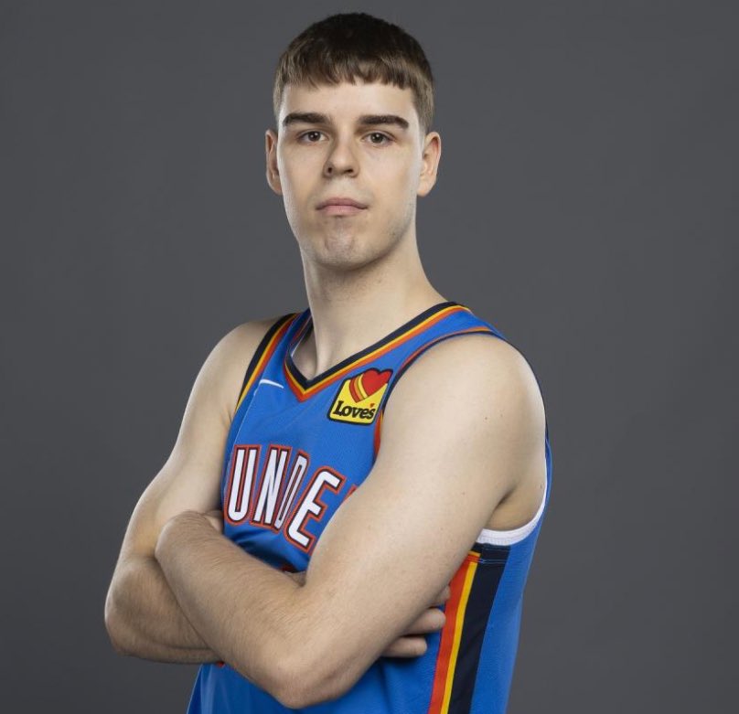 kaonikotinn's tweet photo. Nikola Topić ( 20 ) srpski košarkaš, igra za Okhlakoma City tandere.

Ova Nova godina je počela najbolje što može jer je Nikola pobedio karcinom testisa!!
Završio je hemoterapiju, izašao jači nego ikada i vratio se treninzima. Vratio se košarci, vratio se svom snu!!
Sve što je prošao u poslednje dve godine nije ga uništilo - izgradilo ga je. Ako je uspeo da pobedi i tešku povredu kolena i bolest, onda posle toga ništa više nije nemoguće!!

Jedan primer kako borba iako je teška nađe svoje svetlo na kraju tunela i donese ti ono o čemu sanjaš - POBEDU !!!

Bravo Nikola, Srbija je ponosna na tebe!❤️
