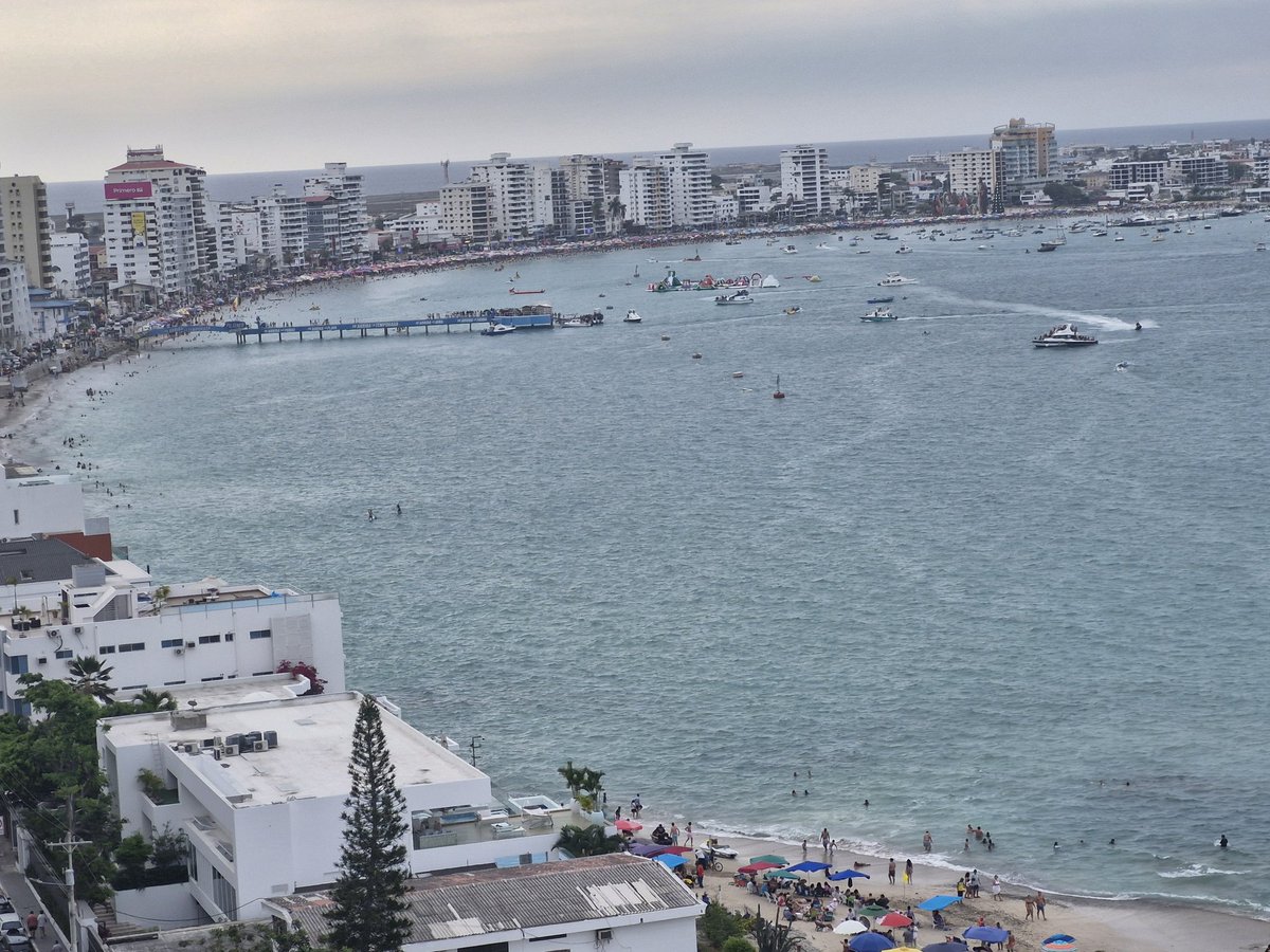 omarmaluk's tweet photo. Salinas ha llegado a su punto máximo de saturación y lo peor de todo es que millares están viniendo aún.  Cuando se llegan ea superar ciertos límites, lo procedente es agregar al peaje una tasa de contaminación ambiental. Obviamente solo cuando se llega a estos picos vacacionales.